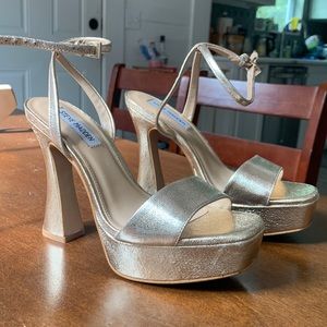 Gold Steve Madden platform sandal heels for ERAS 🫶🏻💛